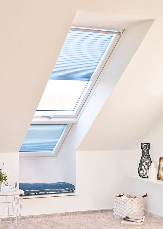 Blaue Dachfensterplisses in einem Badezimmer