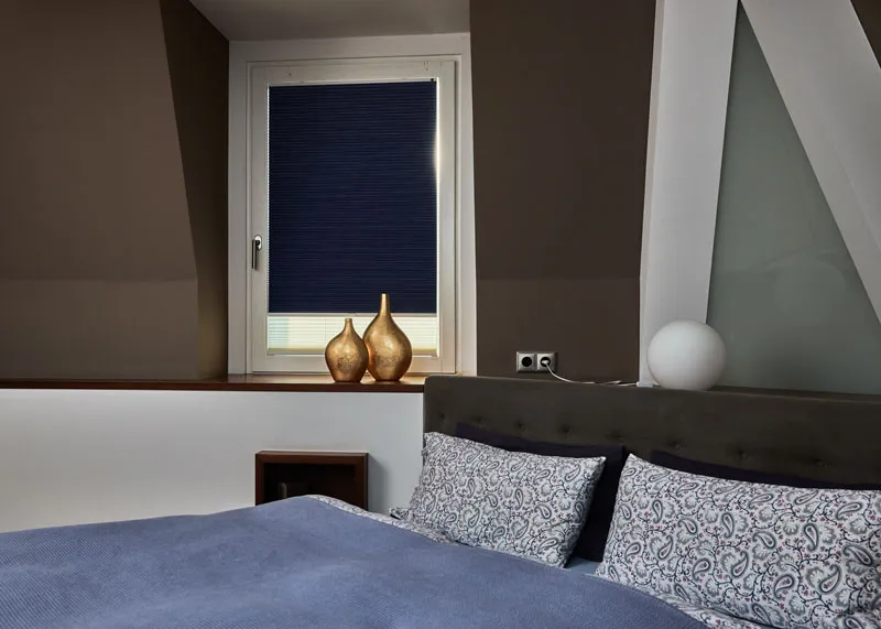 thermoplissee-schlafzimmer-verdunkelung-blau
