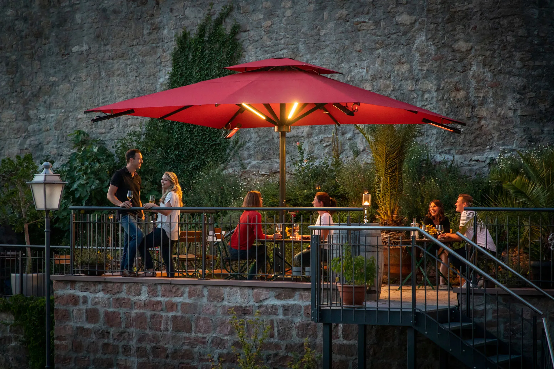 Caravita-Sonnenschirm-Gastronomie-Terrasse-rot-gross