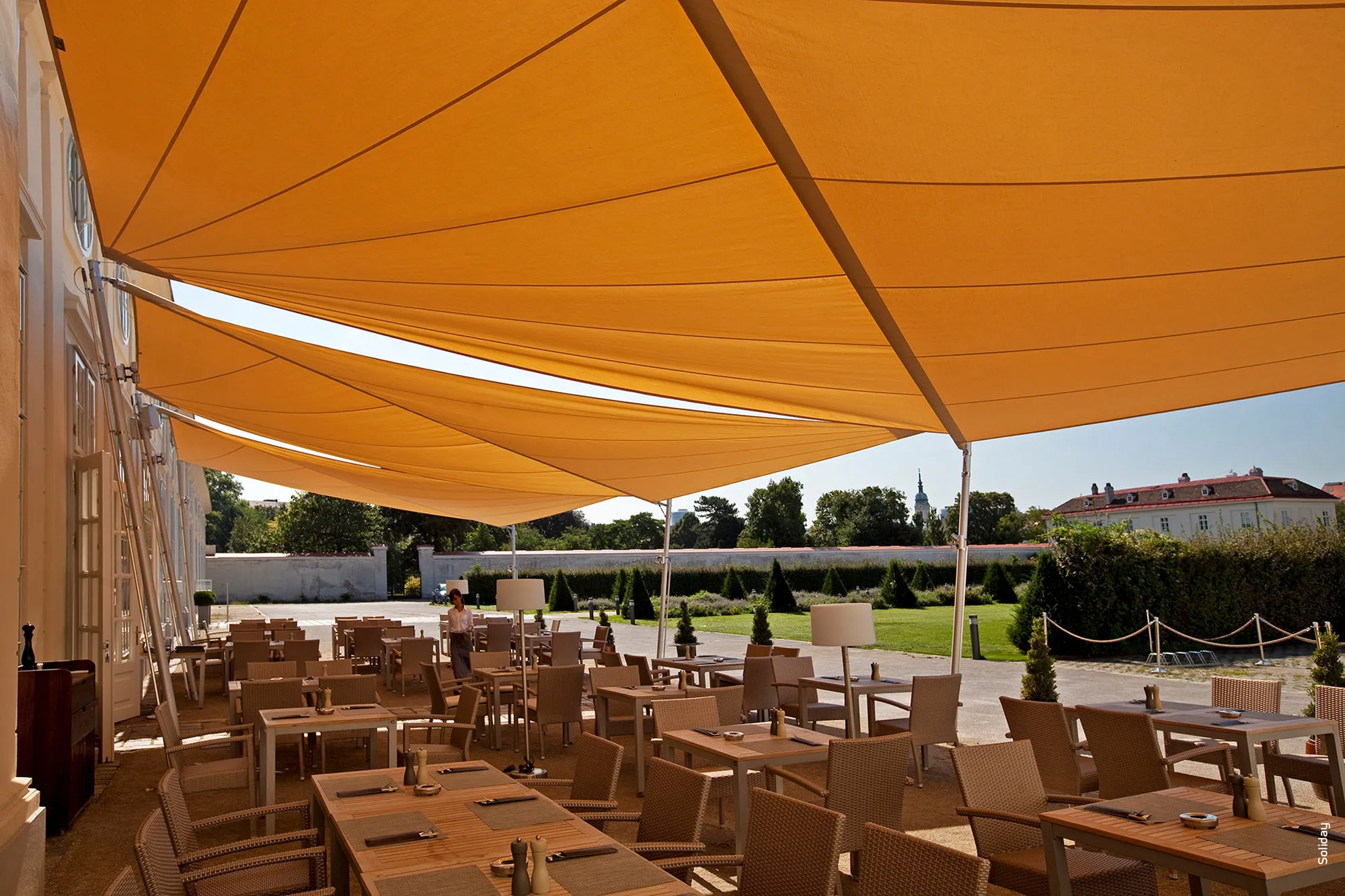 Soliday-C-Cafe-Restaurant-ueberdachung-sonnensegel
